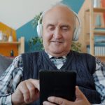 Coach spécialisé en coaching divorce écoutant activement un client lors d'une séance vidéo de soutien rapide