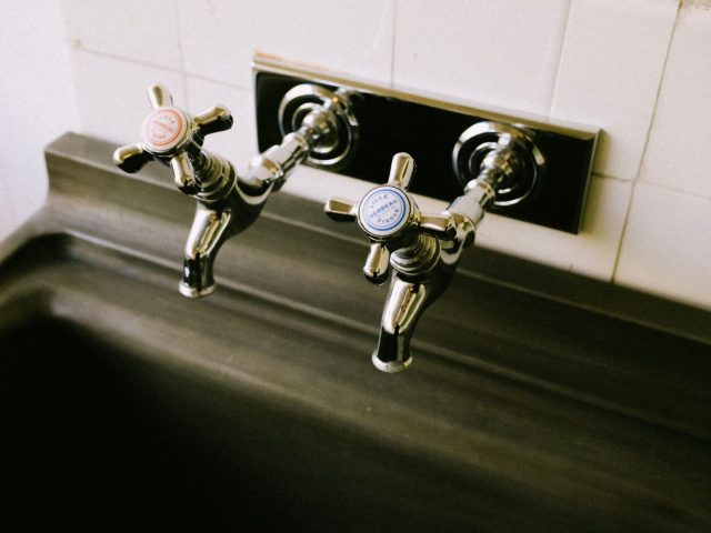 Comment gérer l’eau chaude du robinet pendant les périodes de canicule ?